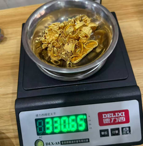 黄金首饰回收称量现场